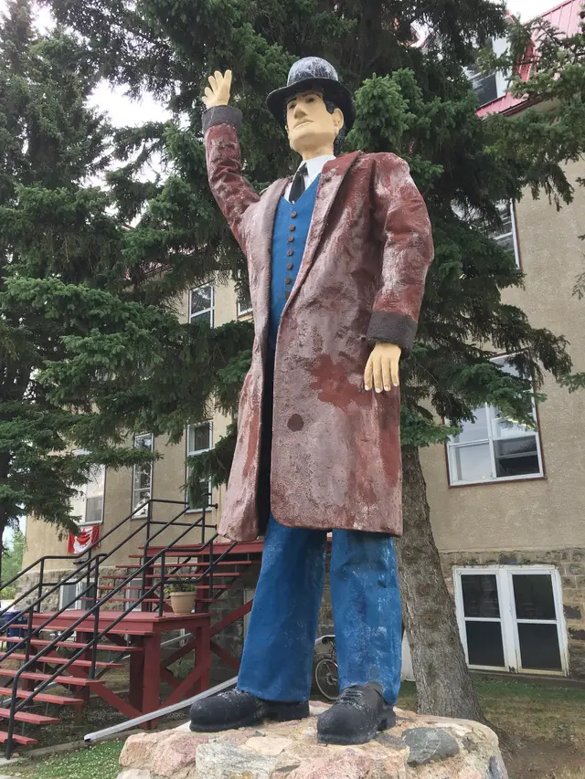 Statue of Willow Bunch Giant (Édouard Beaupré)